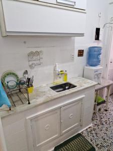 una cocina con fregadero y encimera en Ap simple e bem localizado no centro da lapa, en Río de Janeiro 1 foto más