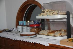 un tavolo con pane e dolci sopra di Casa Antonio a Ischia