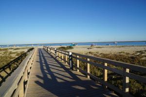 una passerella di legno che conduce alla spiaggia di Casa de Marim AL a Olhão Altre 15 foto