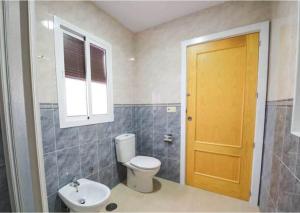 Et badeværelse på Encantadora casa en barrio de Triana + 36 billeder