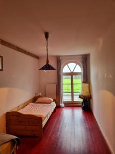 Giường trong phòng chung tại Wiesenblick im Gutshaus - Ferienwohnung