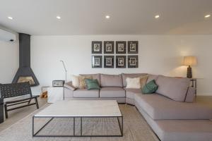 uma sala de estar com um sofá e uma mesa de centro em Casa Evangeline, luxury villa with ocean view na Lourinhã