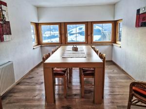 プルークガーンにあるApartment Kulmer Hof by Interhomeのテーブルと椅子のあるダイニングルーム