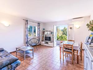 una sala de estar con un sofá y una mesa en Apartment T2 Gabriello by Interhome, en Cala dʼOro