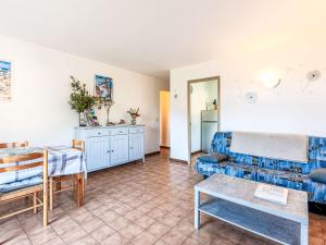 una sala de estar con un sofá y una mesa en Apartment T2 Gabriello by Interhome, en Cala dʼOro 11 fotos más