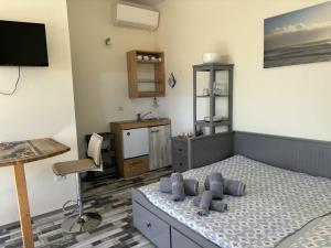 sypialnia z łóżkiem, biurkiem i telewizorem w obiekcie Apartment Serrani-5 by Interhome w mieście Cologna