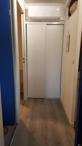 un placard avec une porte dans une pièce dans l'établissement villa les bastides de l olivier grau du roi, au Grau-du-Roi