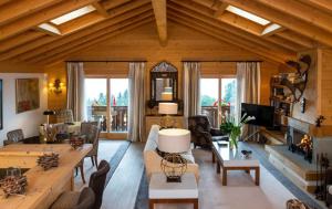TV a/nebo společenská místnost v ubytování Chalet RoyAlp Hôtel & Spa