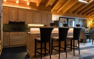 Η κουζίνα ή μικρή κουζίνα στο Chalet RoyAlp Hôtel & Spa