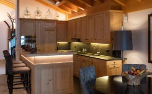 Η κουζίνα ή μικρή κουζίνα στο Chalet RoyAlp Hôtel & Spa