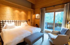 Ένα ή περισσότερα κρεβάτια σε δωμάτιο στο Chalet RoyAlp Hôtel & Spa
