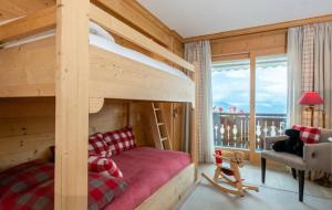 Ένα ή περισσότερα κρεβάτια σε δωμάτιο στο Chalet RoyAlp Hôtel & Spa