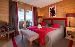 Ένα ή περισσότερα κρεβάτια σε δωμάτιο στο Chalet RoyAlp Hôtel & Spa