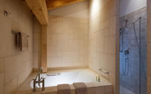 Ένα μπάνιο στο Chalet RoyAlp Hôtel & Spa