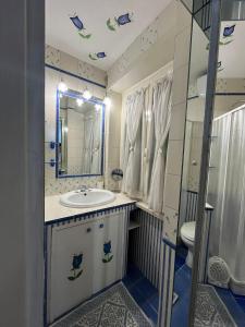 un baño con lavabo e inodoro en Stanza con ottima posizione, en Roma