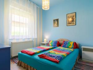 - un canapé avec des oreillers colorés dans l'établissement Apartment Keszeg-2 by Interhome, à Balatonkeresztúr 14 autres photos