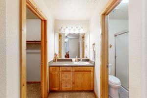 un baño con lavabo e inodoro en Candlewood V, en McCall 31 fotos más