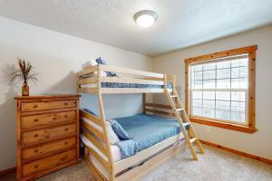 1 dormitorio con literas, vestidor y ventana en Candlewood V, en McCall