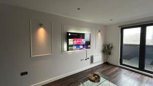 Una televisión o centro de entretenimiento en Spacious 2BR Apartment with Balcony - Netflix, YouTube, Amazon TV, Superfast WiFi - Just 10 Mins to Birmingham Centre, Bullring, Train, Coach Station and Birmingham FC