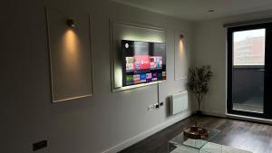Una televisión o centro de entretenimiento en Spacious 2BR Apartment with Balcony - Netflix, YouTube, Amazon TV, Superfast WiFi - Just 10 Mins to Birmingham Centre, Bullring, Train, Coach Station and Birmingham FC