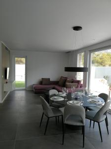 a living room with a table and chairs and a couch at Casa Vistas al Mar en Alcossebre in Alcossebre