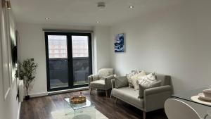Un lugar para sentarse en Spacious 2BR Apartment with Balcony - Netflix, YouTube, Amazon TV, Superfast WiFi - Just 10 Mins to Birmingham Centre, Bullring, Train, Coach Station and Birmingham FC