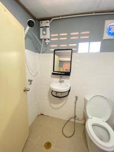 a bathroom with a toilet and a sink at ID Garden Home in Ban Cham Kha
