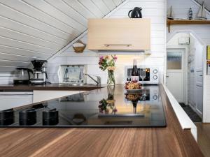 Η κουζίνα ή μικρή κουζίνα στο Holiday Home Sjøbua by Interhome