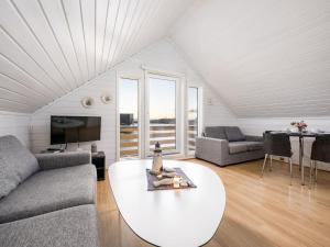 Χώρος καθιστικού στο Holiday Home Sjøbua by Interhome