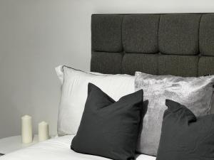 Una cama o camas en una habitación de Spacious 2BR Apartment with Balcony - Netflix, YouTube, Amazon TV, Superfast WiFi - Just 10 Mins to Birmingham Centre, Bullring, Train, Coach Station and Birmingham FC
