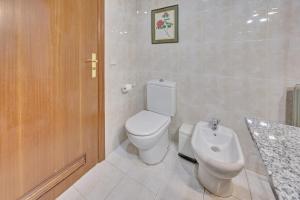 A bathroom at Mirasierra Suites Pamplona