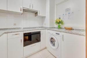 A kitchen or kitchenette at Mirasierra Suites Pamplona