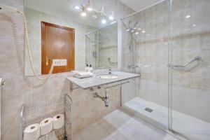 A bathroom at Mirasierra Suites Pamplona