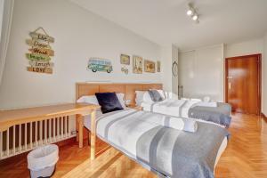 A bed or beds in a room at Mirasierra Suites Pamplona