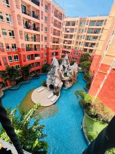 ein Pool in der Mitte eines Gebäudes mit blauem Wasser in der Unterkunft Seven seas condo Resort in Jomtien Beach