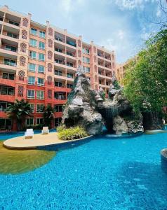 ein Hotel mit einer Wasserrutsche vor einem Resort in der Unterkunft Seven seas condo Resort in Jomtien Beach