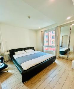 ein Schlafzimmer mit einem großen Bett und einem großen Fenster in der Unterkunft Seven seas condo Resort in Jomtien Beach