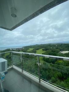 balcón con vistas a un campo de golf en Relax in Paradise Boracay Island, en Boracay