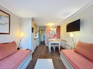 ein Wohnzimmer mit Sofa und Tisch in der Unterkunft Appartement 4 personnes vue mer résidence pierre et vacances à Pramousquier in Rayol-Canadel-sur-Mer