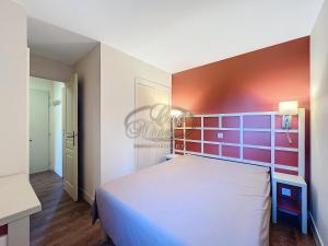 ein Schlafzimmer mit einem großen Bett in einem Zimmer in der Unterkunft Appartement 4 personnes vue mer résidence pierre et vacances à Pramousquier in Rayol-Canadel-sur-Mer