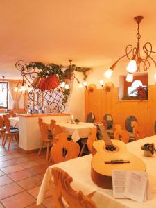 Reštaurácia alebo iné gastronomické zariadenie v ubytovaní Hotel Lammwirt + 9 fotografií