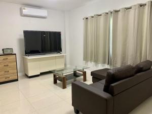 TV a/nebo společenská místnost v ubytování น่านน้ำโฮม