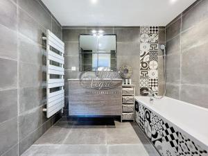 Ένα μπάνιο στο Magnifique appartement moderne en duplex 4 personnes avec terrasse et chambres vue mer à la Fossette - Le Lavandou +8 φωτογραφίες