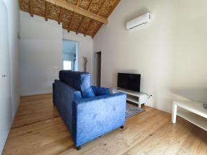 un soggiorno con sedia blu e TV di Cantinho do Sossego a Vila Nova de Cerveira