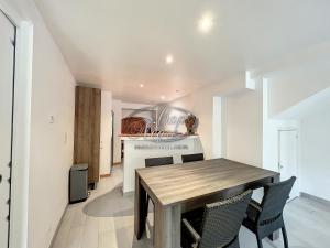 Un comedor con mesa y sillas de madera. en Appartement plain-pied avec terrasse proche de la plage du Canadel, en Rayol-Canadel-sur-Mer 3 fotos más