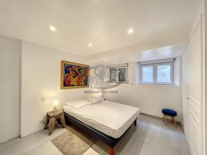 un dormitorio con una cama y una ventana en Appartement plain-pied avec terrasse proche de la plage du Canadel, en Rayol-Canadel-sur-Mer