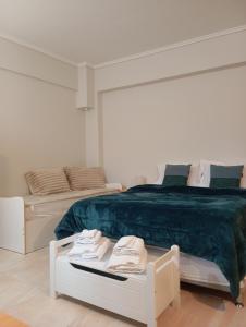 sypialnia z dużym łóżkiem i zielonym kocem w obiekcie New Stylish and Cozy Apartment w mieście Kráni