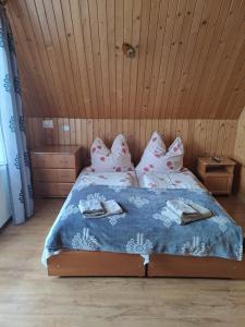 Łóżko lub łóżka w pokoju w obiekcie Noclegi Brzegi