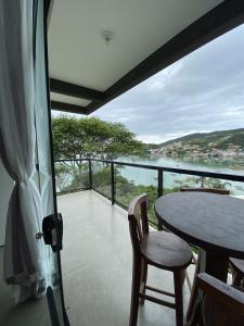 ein Balkon mit Tisch und Stühlen und Aussicht in der Unterkunft Casa Vista Mar in Governador Celso Ramos