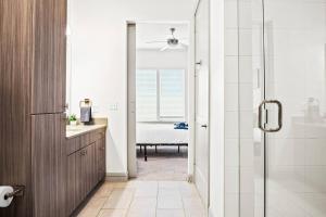 Bilik mandi di Opulent Retreat 1BR 1 Bath Pool and Golf Sim +11 gambar